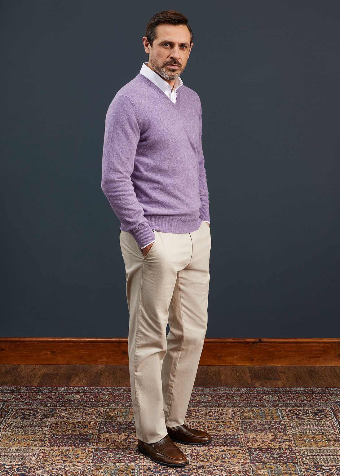 Men's Geelong Lambswool Vee Neck Jumper in Purple Heat