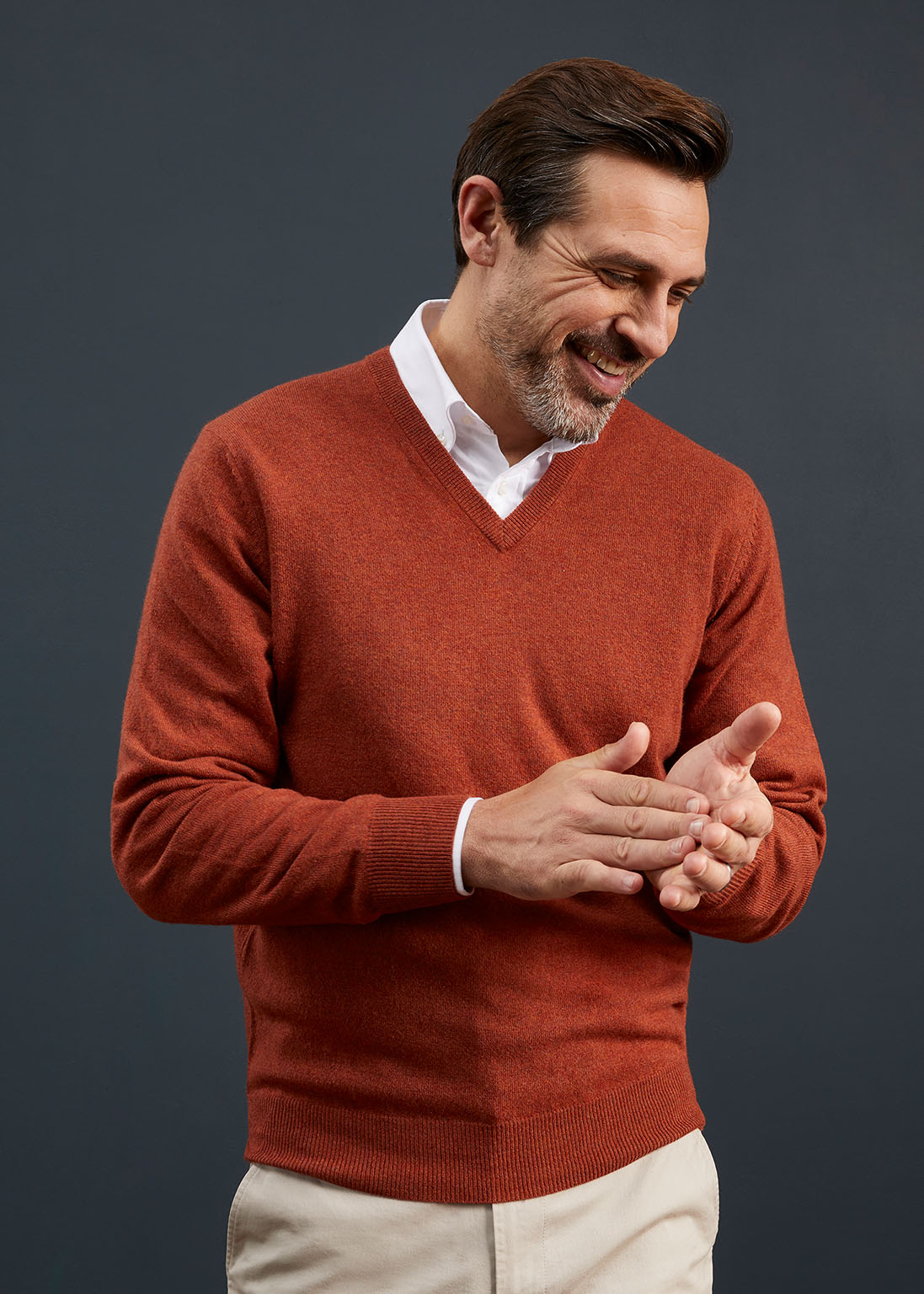 Men's Geelong Lambswool Vee Neck Jumper in Tiger