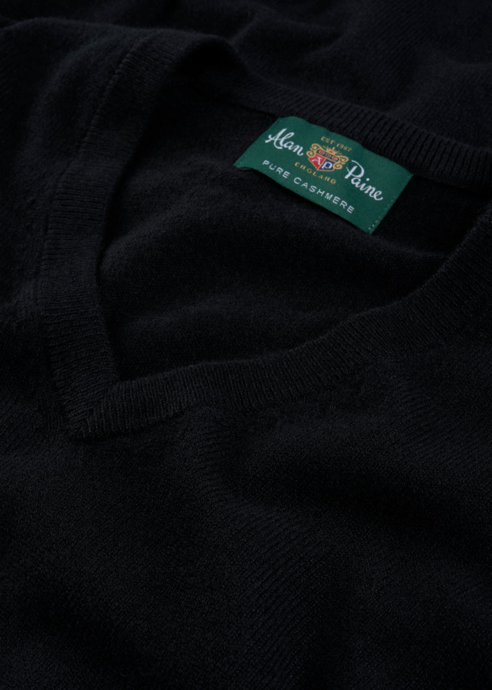 Men's Cashmere Vee Neck Jumper in Black