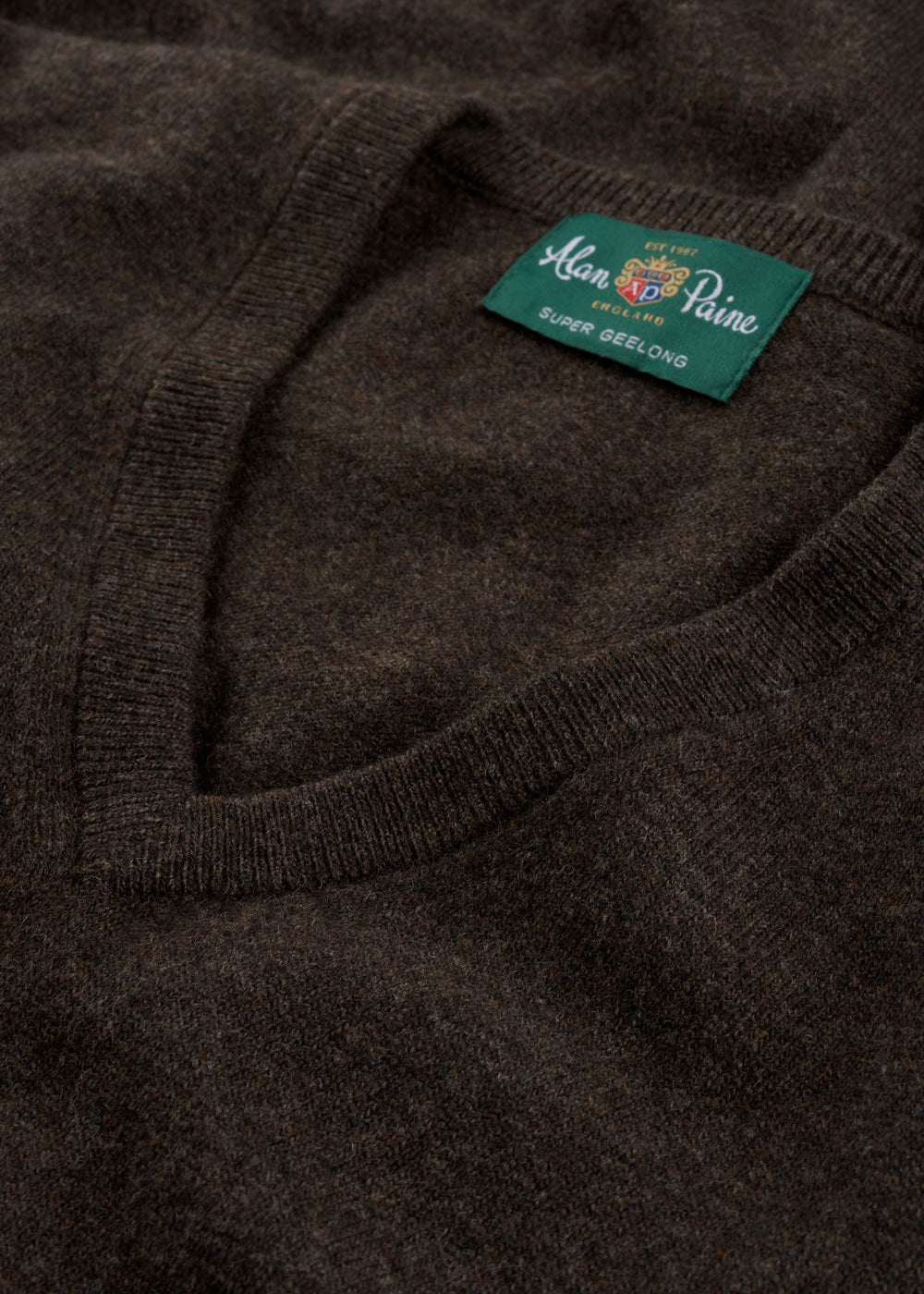 Men's Geelong Wool Vee Neck Jumper in Cocoa