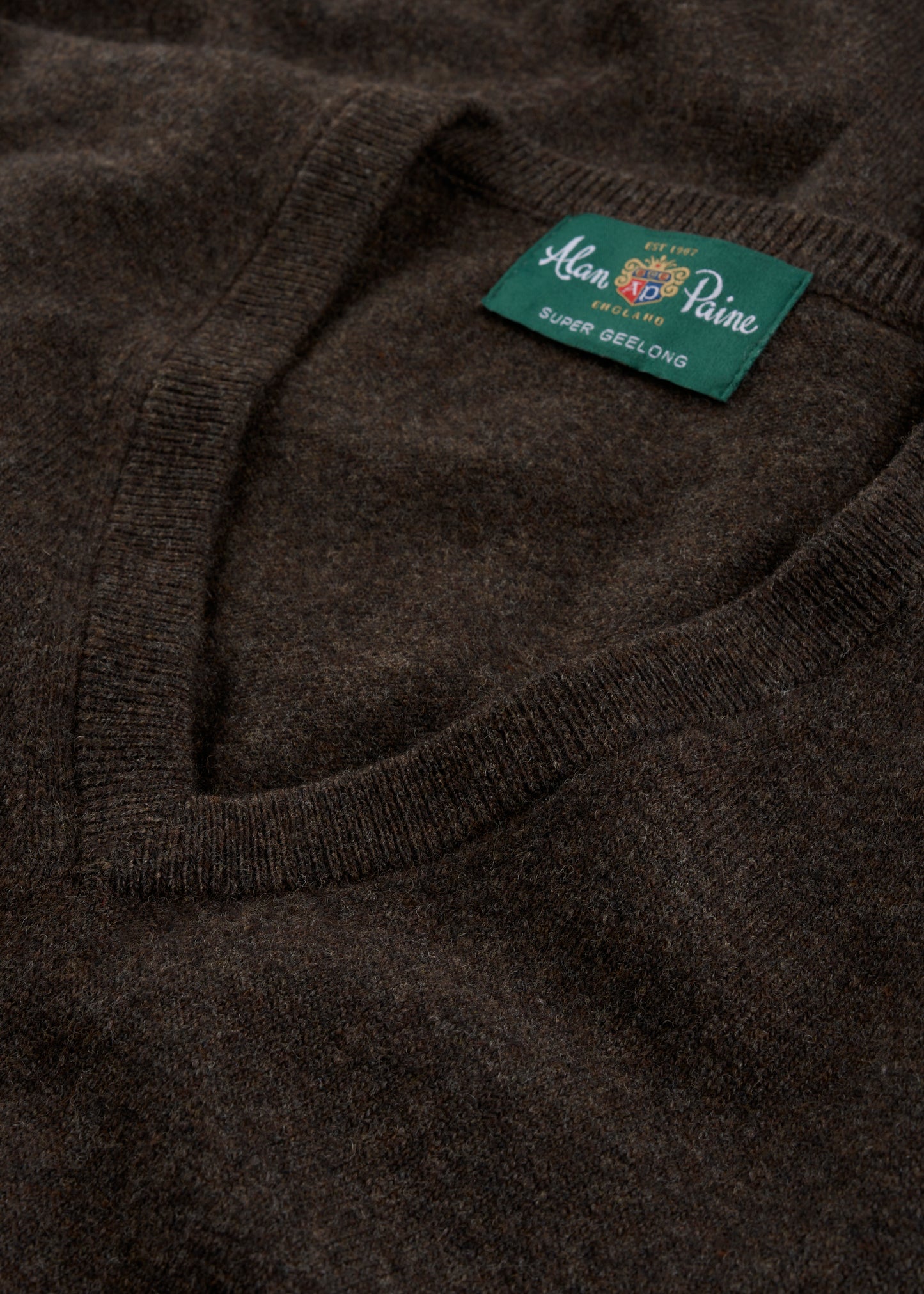 Men's Geelong Wool Vee Neck Jumper in Cocoa