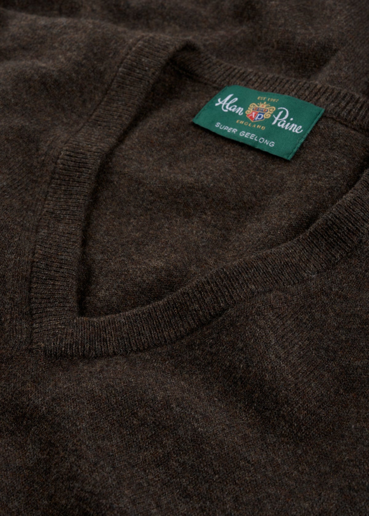 Men's Geelong Wool Vee Neck Jumper in Cocoa