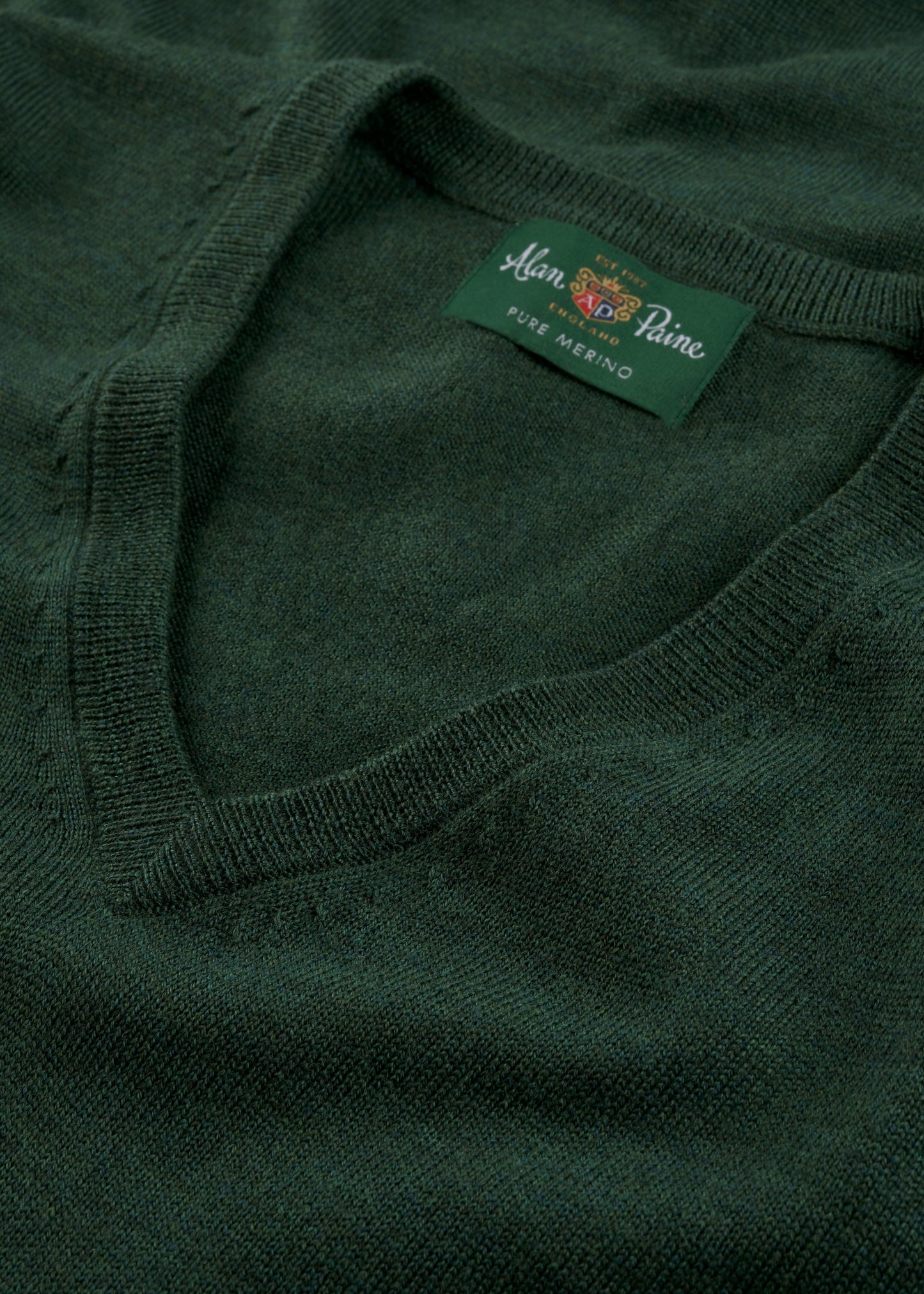 Men's Merino Wool Vee Neck Jumper in Hunter Green